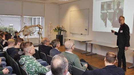 Onderzoeker Hilko Ellen van Wageningen Livestock Research gaf woensdagmorgen 13 februari een presentatie op het Fijnstof Event in Barneveld voor studenten.