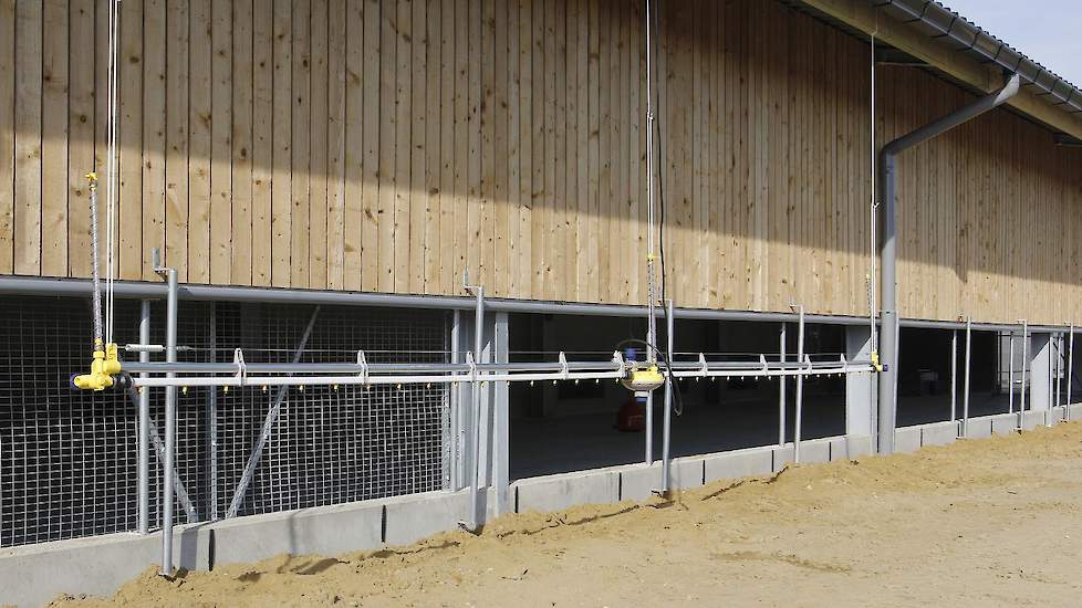 Ook buiten de stal hangt aan elk compartiment een drinklijn. De eerste paar meter naast de stal ligt geel zand.