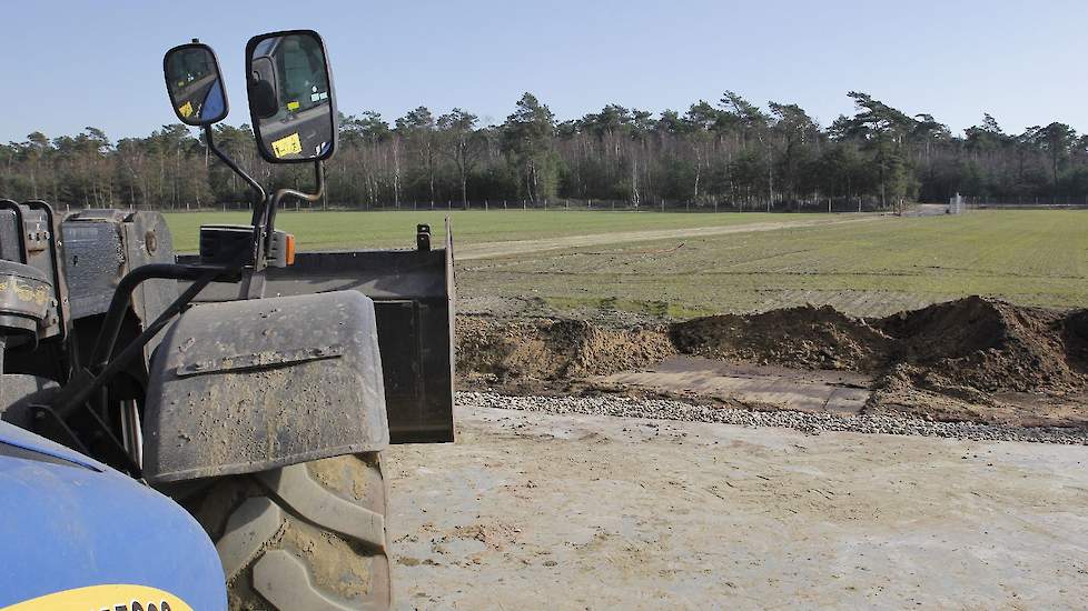 De familie gaat straks werken met een schone en vuile weg doordat er een betonpad wordt aangelegd richting de mestloods. Tijdens het maken van de foto’s op maandag 18 februari moet het betonpad nog worden aangelegd.