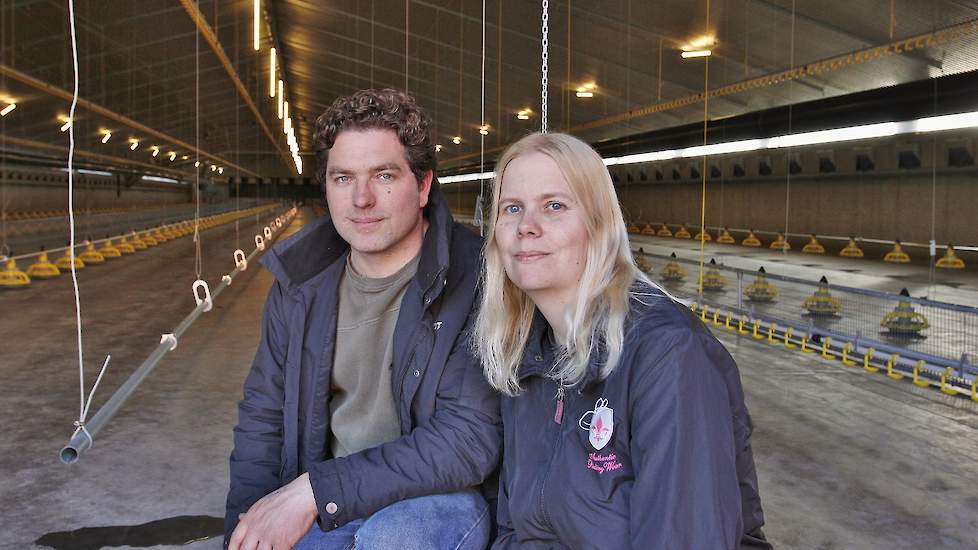 Patrick Buijs (38) en zijn vriendin Yootha Baving (37) in één van hun drie nieuwe stallen. Samen runnen ze landbouwbedrijf Buijs.