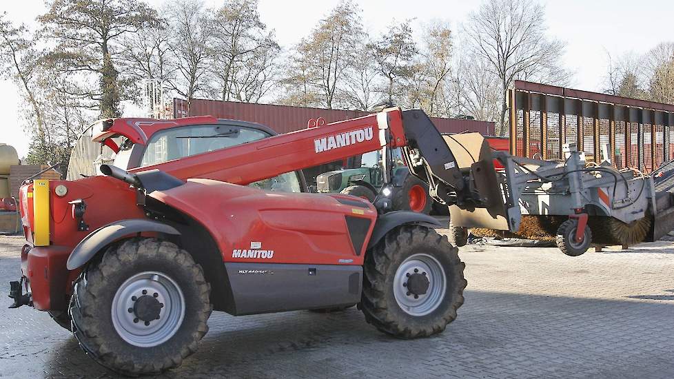 De vleeskuikenhouder laadt de kuikens en de mest met zijn eigen verreiker. Het schoonspuiten van de stallen besteedt hij uit. „We hebben zelf werk genoeg.”