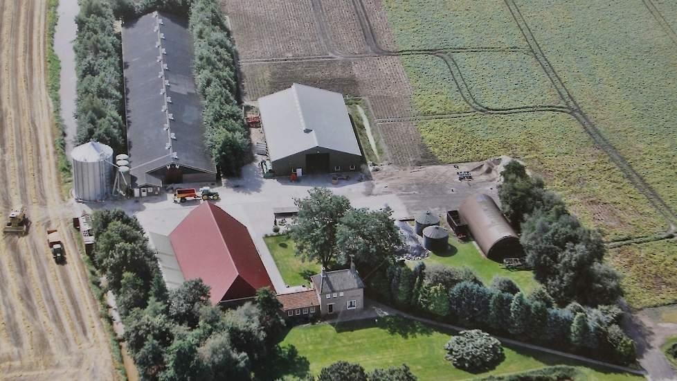 Zo zag het bedrijf er vroeger uit toen het slechts één vleeskuikenstal telde. „Op de plek waar vroeger de vleeskuikenstal stond, staan nu akkerbouwloodsen. Achter de akkerbouwloodsen staan de drie vleeskuikenstallen. Zo hebben we aan de voorkant de akkerb