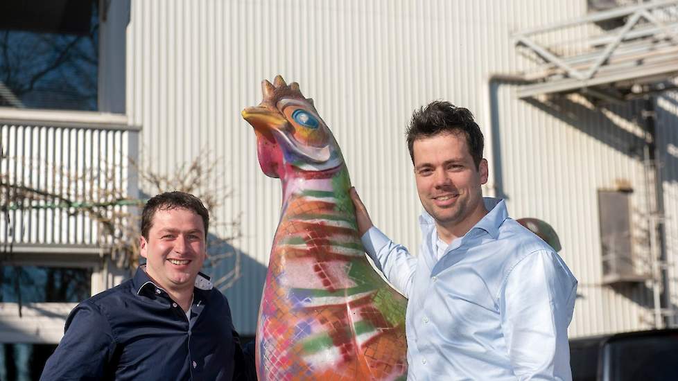 Opfokspecialist Gerwin van Ginkel (l) en manager Tom van Rooij bij het kantoor van PoultryPlus in Delden.