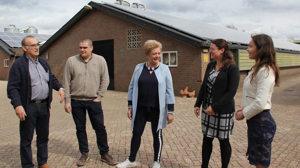 Anne-Marie Spierings, gedeputeerde Agrarische ontwikkeling, Energie en Bestuur van de provincie Noord-Brabant arriveert op het bedrijf om de officiële opening te verrichten. De kuikens arriveren op de dag dat ze uit het ei komen en blijven tot 17 weken.