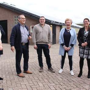 Anne-Marie Spierings, gedeputeerde (rechts), geheel links wethouder Esther Langens van Oirschot, met in het midden de familie Van de Laar. Van de Laar voelt zich vereerd dat ‘juist deze Brabantse’ gedeputeerde zijn bedrijf bezoekt. Ze mag dan niet overal