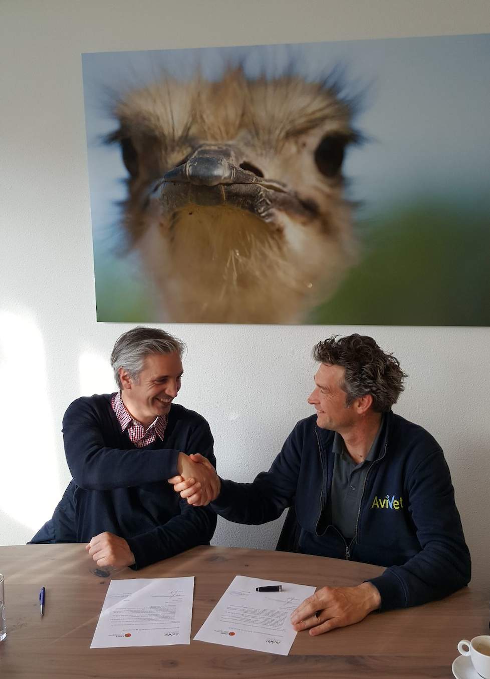 Bas Emmerik (Manager ATCI) en Roland Bronneberg (Eigenaar AviVet)