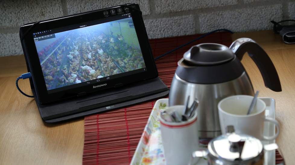 De tablet ligt altijd op de keukentafel om bezoekers de stal en de kippen te kunnen laten zien of om zelf een kijkje te nemen.