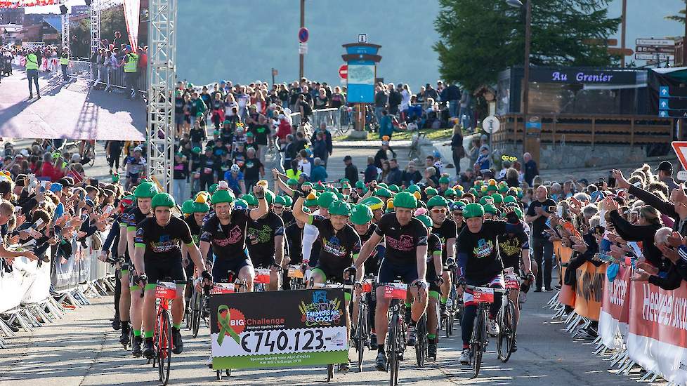 De finish; een groene rups komt over de berg. Wandelaars en renners sluiten boven aan en met zijn allen de finish over. 'Boeren, boeren' klinkt het aan de kant. Op de cheque het mooie bedrag van 740.123 euro; geld dat 100 procent naar KWF gaat. Doneren ka