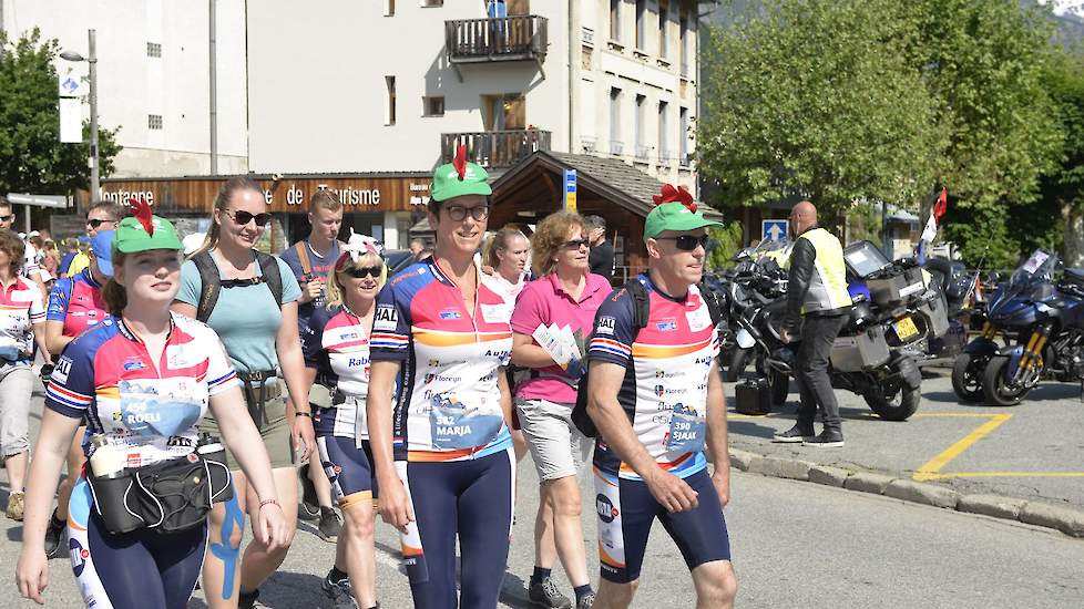 Woensdag is de Alpe d'HuZus: de Alpe een keer oplopen, fietsen of rennen om ook de ervaring op te doen. Het streefbedrag dat Zussen verwacht worden in te zamelen is 666 euro. Het pluimvee-zussen team liep samen de berg op.