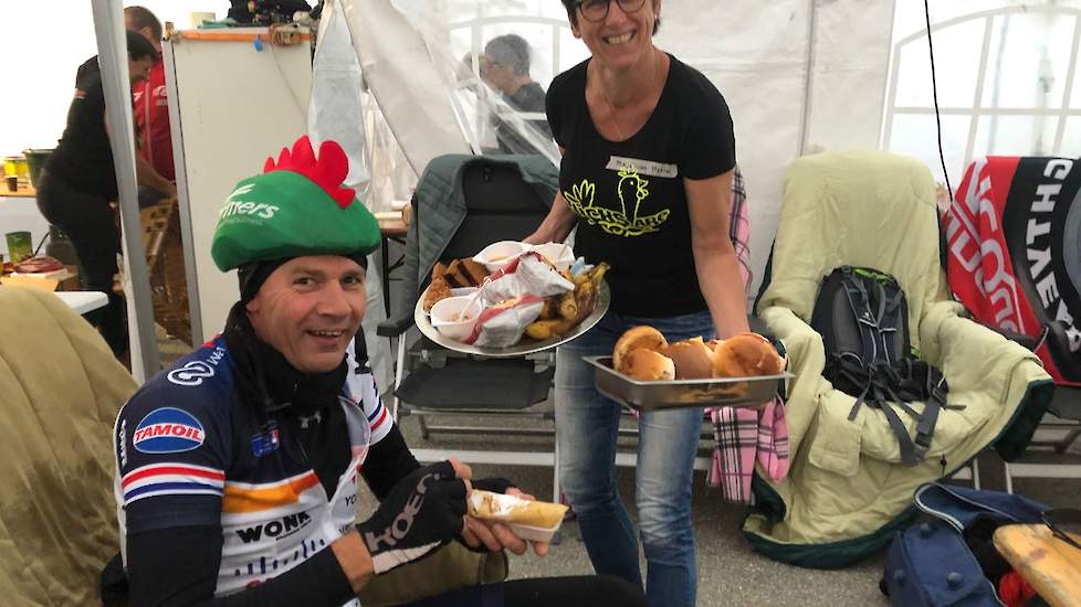 Legpluimveehouder Bert van den Akker uit Heesch in het oppeppunt. 'Ik wilde drie keer fietsen maar het werden er vijf. Het ging als een eitje.' Marja van Haare uit Wanroij hielp donderdag als vrijwilliger in het oppeppunt.