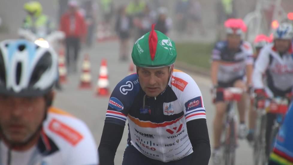 Vleeskuikenhouder Niek van der Cruijsen fietste voor de derde keer mee. Tijdens de trainingstochten hielp hij nieuwelingen met tips. Teamleden van pluimvee waren herkenbaar aan de rode kam op hun helmhoes of pet.
