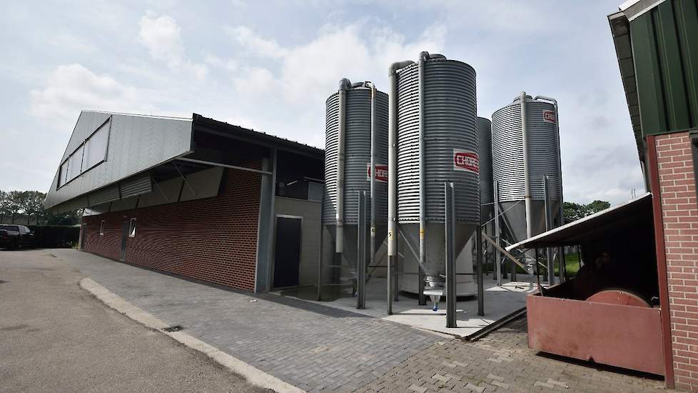 De vleeskuikenhouders hergebruikten de silo’s van de oude stallen.