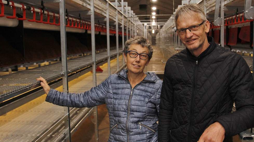 Bé Bots (60) en zijn vrouw Gea van Hemmen (59) in hun verbouwde stal. Na verbouwing mogen ze 27.000 vrije uitloop hennen houden volgens het twee sterren Beter Leven keurmerk. Voorheen hielden ze 16.800 vrije uitloop hennen in een stal met een beun. „Na ie