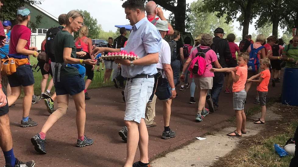 Blij met een Ei regelde de eieren, Egga Food zorgde voor koken, verven en transport. Ook Alex Janssen, voorzitter Stichting Blij met een Ei, kwam tijdens zijn vakantie mee eieren uitdelen. 'Een fantastisch, positief en vrolijk evenement waar de wandelaars