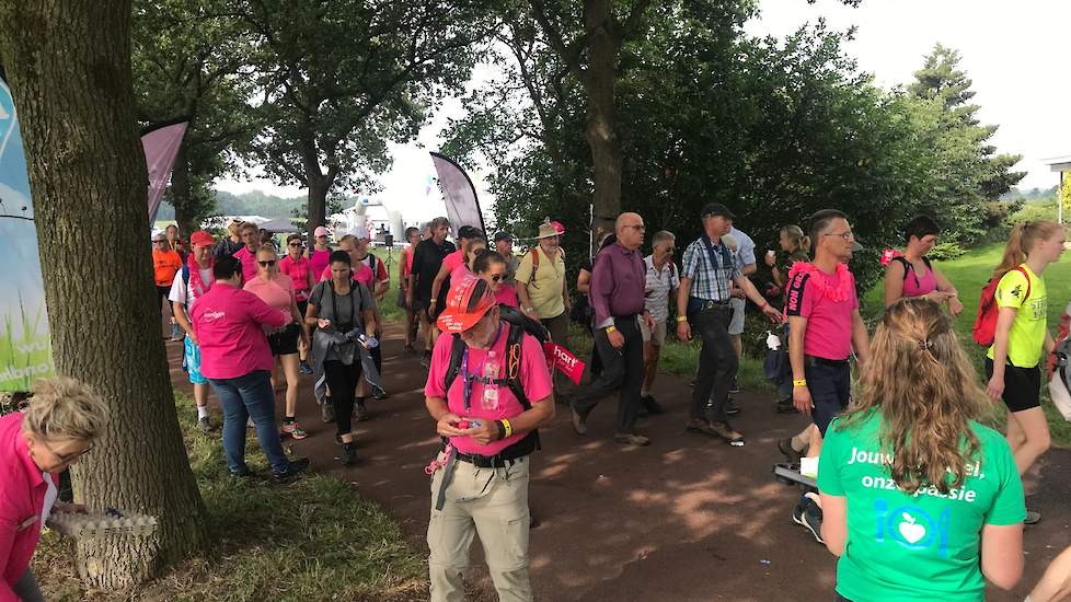 Samen met vrijwilligers van ZLTO, gehuld in shirts 'Jouw voedsel, onze passie', voorzien ze de wandelaars van kwark, melk, eieren; allemaal goede eiwitten voor spierherstel. Het was ontzettend druk op de route en er ontstonden zelfs wandelfiles. De eieren