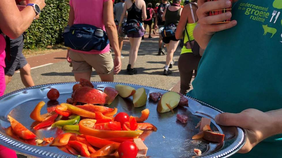 Tuinders sponsorden diversen groenten en fruit, die ook gretig aftrek vonden.