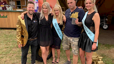 Gertjan Kiers (2e van rechts) met de Gouden Trekker award, die vandaag werd uitgereikt door Team Agro NL op de Zwarte Cross. Rechts Frederique Kleefstra (Miss Agro 2019), midden Nadieh Bruinsma (Miss Boerin 2019), tweede van links Femke Wiersma (BZV) en h