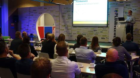 Pluimveevoerspecialist Bert Janssen van Trouw Nutrition gaf woensdag 18 september een presentatie tijdens de Pluimveeweb thema-avond Voeding in Horst (LB).