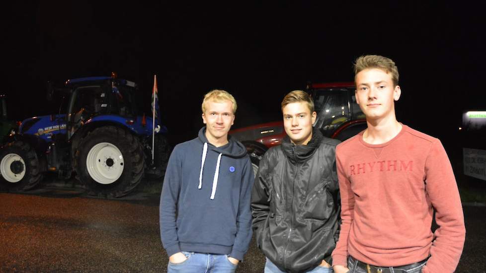 Raymon Smit (17), Harold Spreen (16) en Jop Broekveldt (16) rijden vandaag ook mee. Raymon (links): „Het kan zo niet langer. Het slaat nergens op wat ze in Den Haag bedenken.”