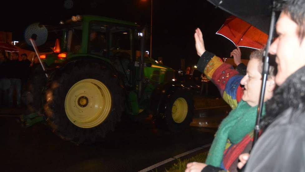 Luid toeterend naar de grote groep kijkers gaat de lange stoet op weg naar Den Haag.