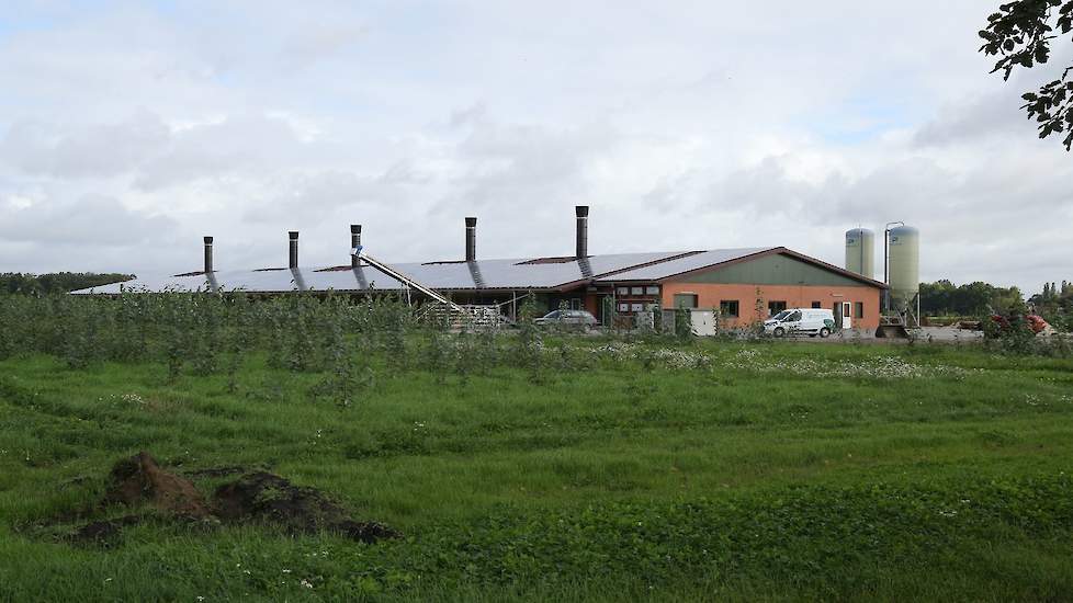 Engling werkt met lange ventilatiekokers. „De uitblaas van de ventilatielucht moet minimaal 11 meter vanaf de bodem zijn. Dat is in Duitsland een eis om een vergunning te krijgen.” Ze kozen ook voor zonnepanelen. „Dankzij de zonnepanelen leveren we energi