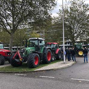 Actie boeren bij het provinciehuis in Overijssel; 700 trekkers zijn er al of onderweg. Er heerst een gemoedelijk sfeertje. De provincie biedt koffie en krentenwegge aan. De eis is: nog niet gebruikte stikstofruimte in Nb vergunning mag niet afgepakt worde