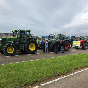 Boeren verzamelen zich bij Zeewolde.