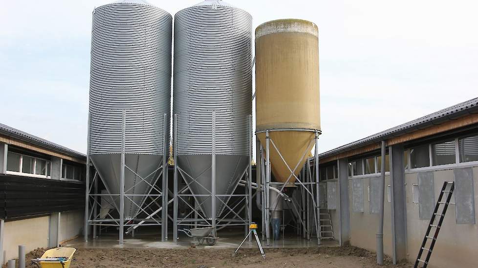 Scherff kocht twee nieuwe metalen silo’s en twee tweedehands polyester silo’s.