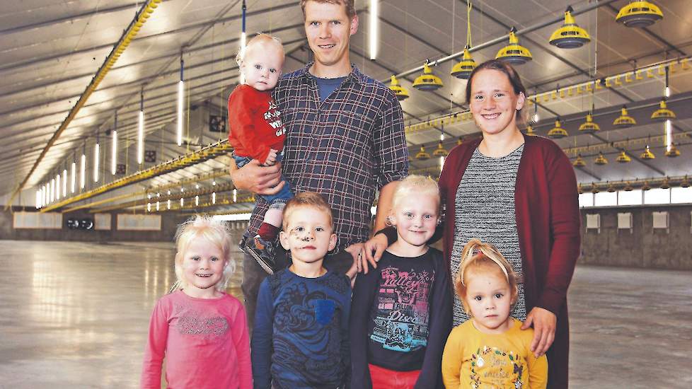 Martijn (34) en zijn vrouw Nicole (34) Scherff samen met hun vijf kinderen in de leeftijd van één tot zeven jaar in hun nieuwe vleeskuikenstal. Scherff ronde de HAS af en is sinds 2010 bedrijfsleider op een bedrijf met 200.000 vleeskuikens in Bruchem (GD)