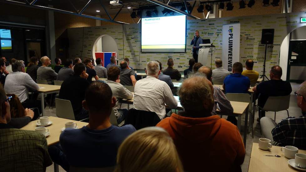 Zelfstandig drinkwaterspecialist Joost Straathof gaf woensdagavond 23 oktober een presentatie tijdens de Pluimveeweb thema-avond Voeding in Horst (LB).