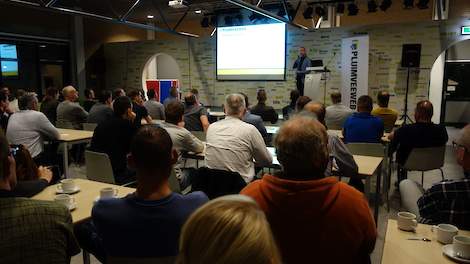 Zelfstandig drinkwaterspecialist Joost Straathof gaf woensdagavond 23 oktober een presentatie tijdens de Pluimveeweb thema-avond Voeding in Horst (LB).