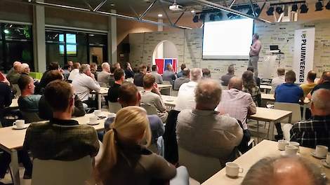 Leghennenhouder Bertus Verbeek vertelde woensdagavond 23 oktober tijdens de Pluimveeweb thema-avond Voeding over zijn ervaringen met gelijkdrukventilatie en volledige ventilatie via meerdere warmtewisselaars.