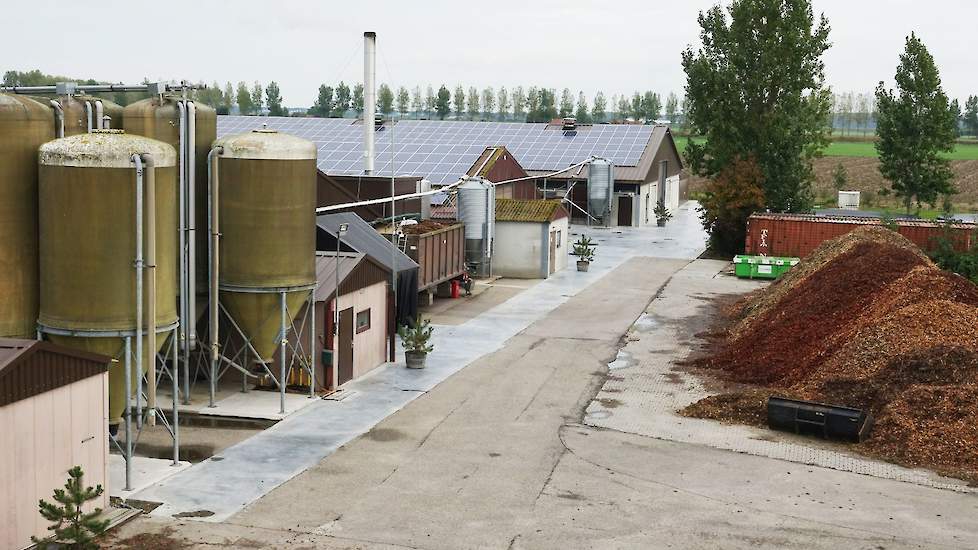 Het bedrijf richt zich voornamelijk op de vleeskuikens. Daarnaast ondersteunt de akkerbouw de rantsoenering van de kuikens. Op deze foto zie je de drie vleeskuikenstallen met overdekte uitloop. Tussen de stallen staan de voersilo's en de uitgebreide voerk