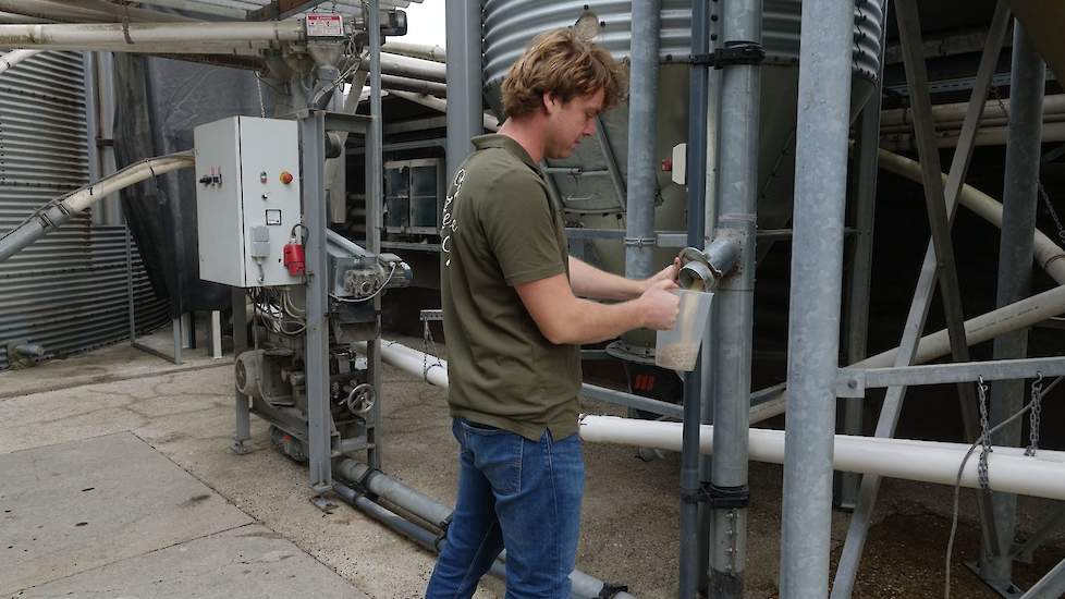 De voerkeuken op het bedrijf is uitgerust met een cracker, waardoor de gebruikte grondstoffen gebroken kunnen worden. In een eerder stadium is er al geïnvesteerd in de cracker om naast hele tarwe ook gebroken tarwe te kunnen voeren. Doordat er naast tarwe