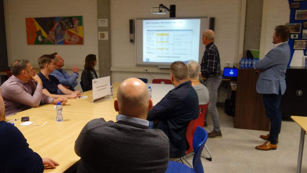 Legpluimveespecialist Harrie Rouschop van ForFarmers gaf afgelopen woensdag 23 oktober een korte presentatie over split feeding tijdens de themacarrousel op de Pluimveeweb thema-avond Voeding in Horst (LB).