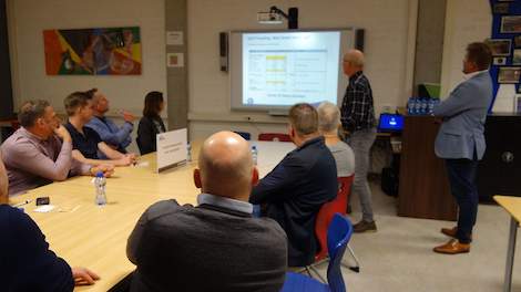 Legpluimveespecialist Harrie Rouschop van ForFarmers gaf afgelopen woensdag 23 oktober een korte presentatie over split feeding tijdens de themacarrousel op de Pluimveeweb thema-avond Voeding in Horst (LB).