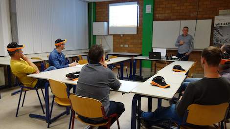 Verkoopadviseur Frank Rooijakkers van Vitelia Voeders hield afgelopen woensdag 23 oktober een quiz over eigewichten tijdens de themacarrousel op de Pluimveeweb thema-avond Voeding in Horst (LB).