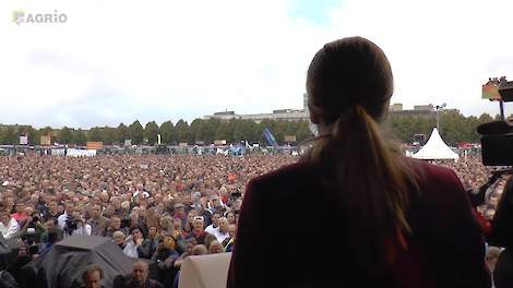 Minster Carola Schouten van Landbouw, Natuur en Voedselkwaliteit spreekt de boeren op het Malieveld toe tijdens het protest van 1 oktober.