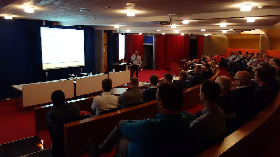 Vleeskuikenhouder Zach Jansen deelde zijn ervaringen met in ovo vaccinatie woensdagavond 30 oktober tijdens de Pluimveeweb thema-avond Diergezondheid in Meppel.
