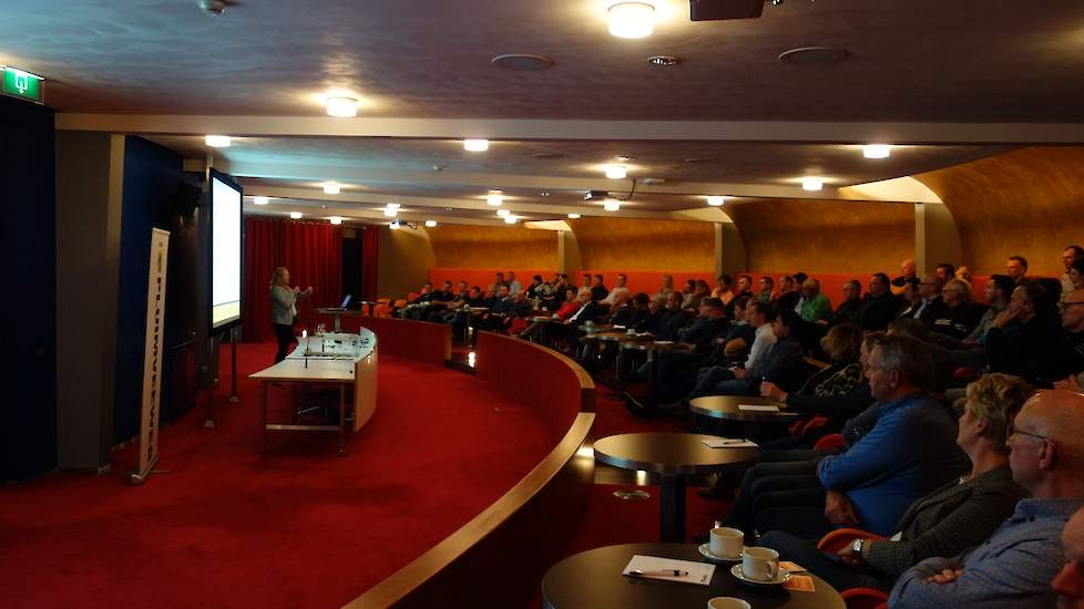 NVP-voorzitter Hennie de Haan gaf woensdagavond 30 oktober tijdens de Pluimveeweb thema-avond Diergezondheid een presentatie.