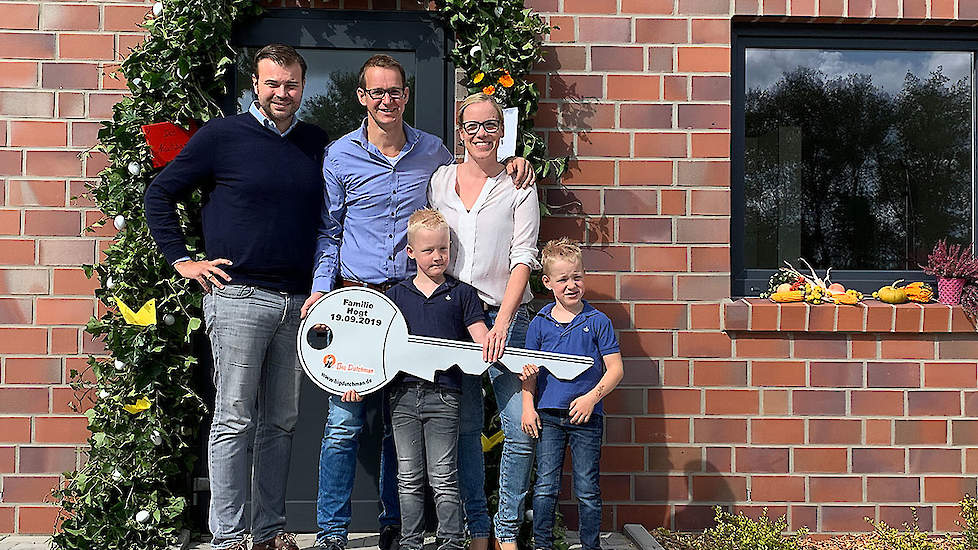 Groepsfoto met twee mannen, een vrouw en twee kinderen.