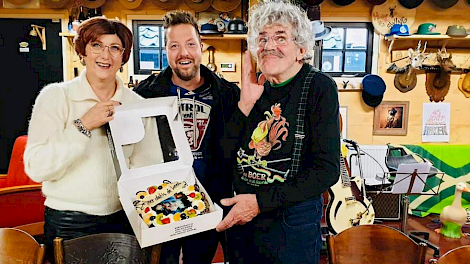 Karolien Hupkes, Geertjan Kloosterboer (beiden van Team Agro NL) en Normaal-zanger Bennie Jolink.