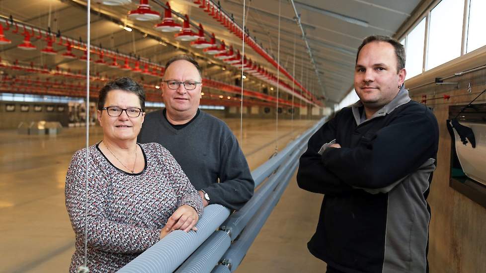 Familie van Dijk-Nooijen is de eerste vleeskuikenhouder in België die kiest voor een oplierbaar buizenverwarmingssysteem. „We wilden de buizenverwarming eerst onder de luchtinlaatventielen maken, maar dan moet je tijdens uitmesten veel meer mest met de ha