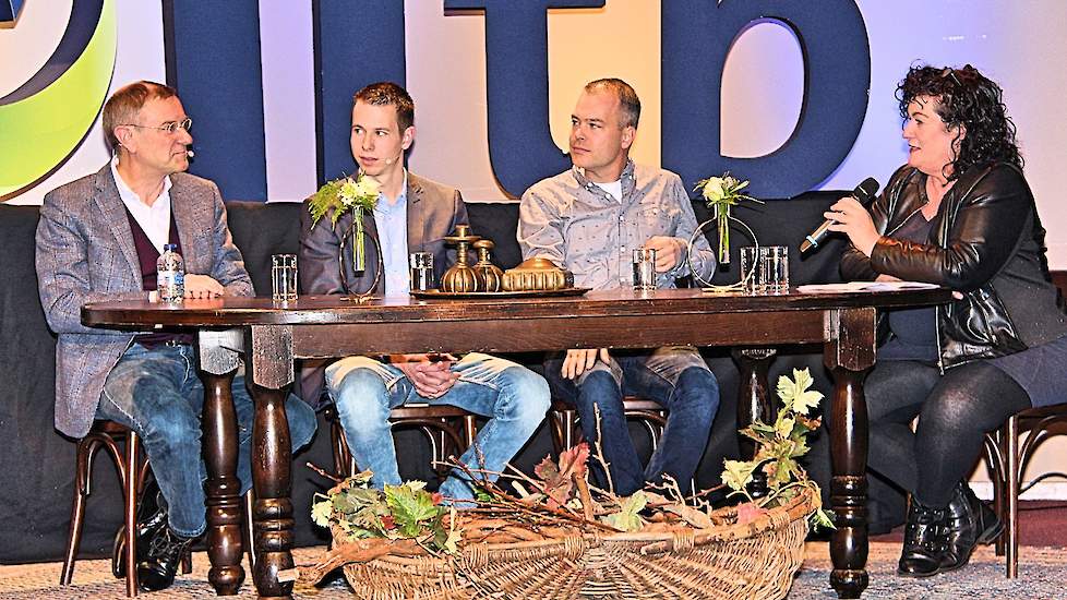 Onder aandachtig gehoor van kippen- en varkenshouder Koen van Eijk en Jan Kuijpers van Kuijpers kip en dagvoorzitter Caroline van der Plas (vlnr) geeft Servé Hermans (geheel links), tijdens het LLTB jaarcongres, zijn visie op de legkippensector.