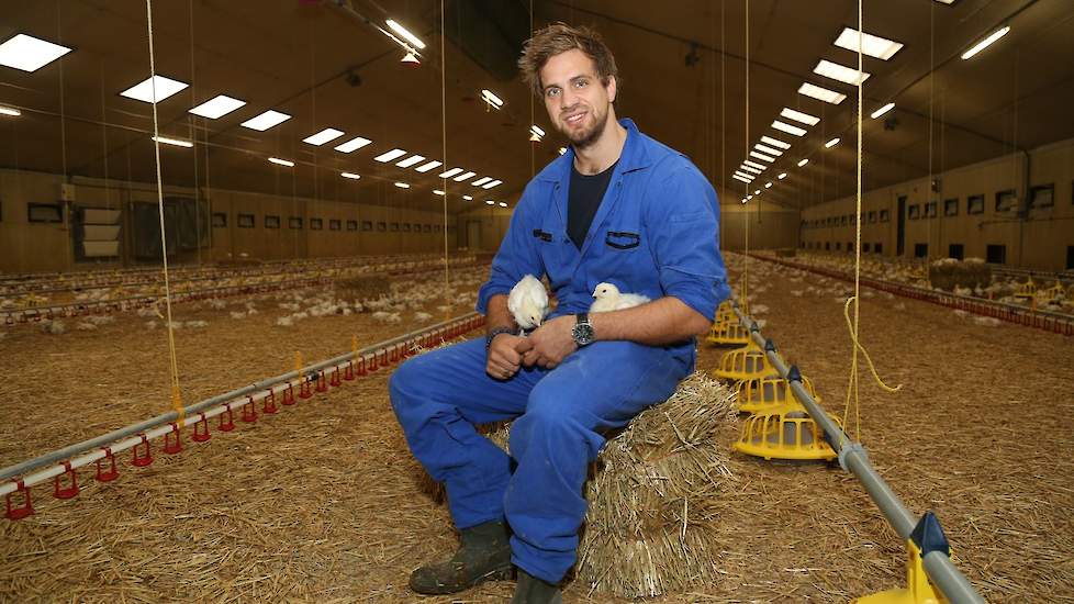 „Tussen de kippen lopen vind ik het mooiste wat er is”, zegt Johan. „Ik geniet er zo van en ben zo trots op onze kippen dat ik regelmatig foto’s van ze maak en deel op Twitter. Daardoor ben ik langer met een ronde bezig dan mijn moeder”, zegt hij met een