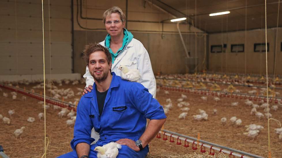 Johan (29) en zijn moeder Annelien (57) Leenders houden in Swifterbant (FL), in twee identieke stallen 35.000 vleeskuikens volgens het één ster Beter Leven keurmerk van de Dierenbescherming. Ze ontwikkelden de afgelopen twee jaar hun eigen kipconcept de O