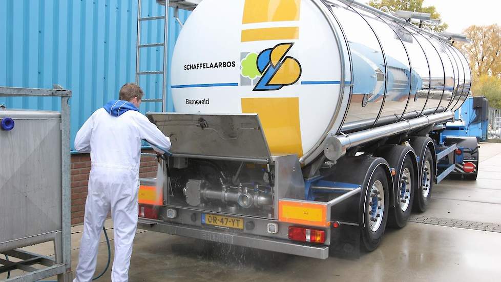 Bij de tweede manier worden de schaal en vloeistof gescheiden en het vloeibare product verzameld in een koeltank. De tank met leidingwerk en pers is geschikt voor grotere broederijen en broederijen op grotere afstand vanaf Barneveld. Tankwagens halen het