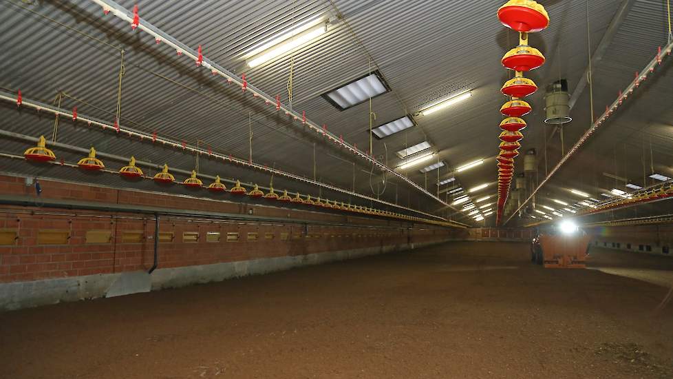 In de bestaande stal werkt de familie met gecombineerde nok- en lengteventilatie.