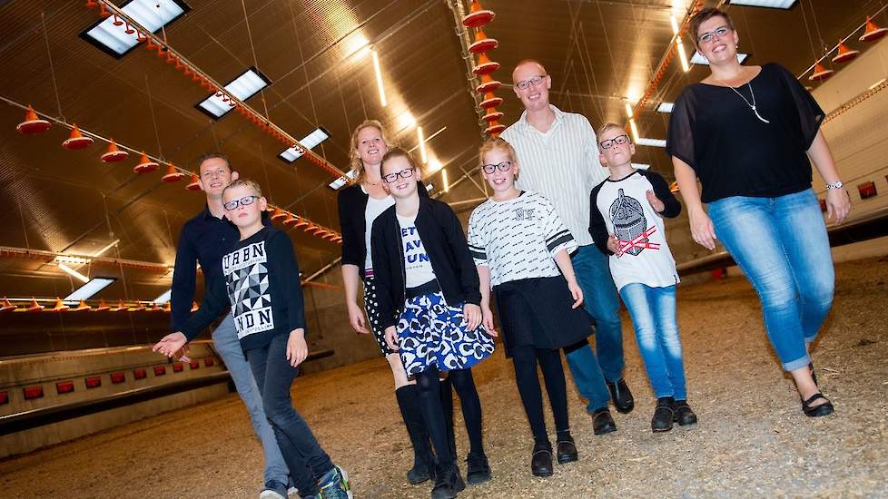 De familie In ’t Hout bouwde een nieuwe vleeskuikenstal voor één ster Beter Leven kuikens van 90 bij 27 meter, inclusief een inpandige uitloop van 5 meter. In oktober zetten ze de eerste ronde op in de nieuwe stal. Marijke (36) en haar broer Wiebe (37), i