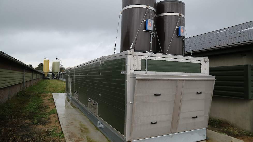 De warmtewisselaar staat om die reden ook aan de achterzijde van de stal. „Ik had de warmtewisselaar liever meer in het midden gezet voor een betere luchtverdeling. Maar dat kon dus niet.” De vleeskuikenhouder koos voor een Plettenburg warmtewisselaar omd